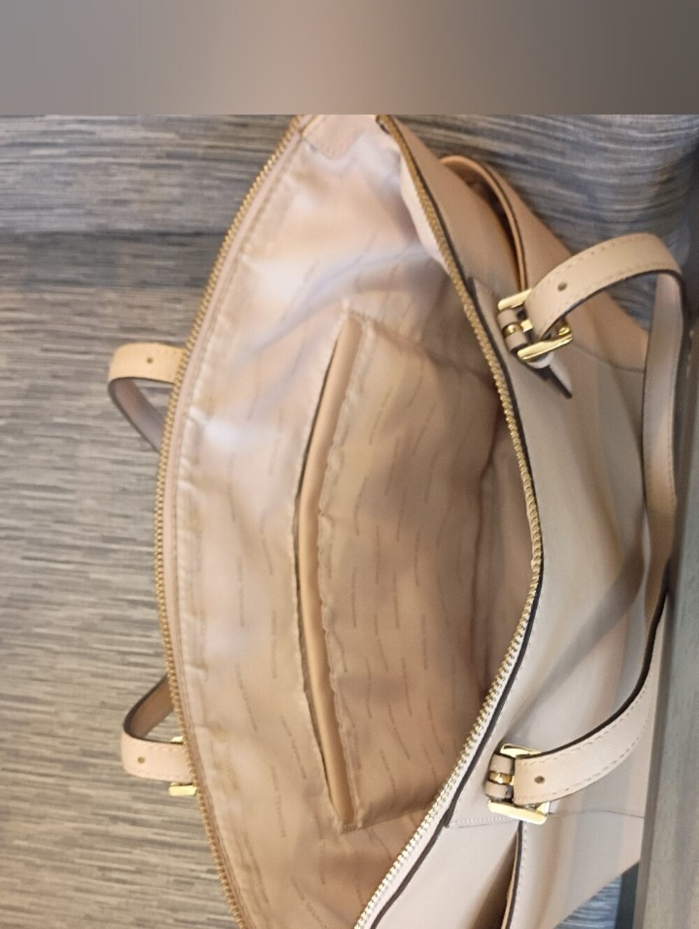 Michael Kors Beige Saffiano Leather Tote with Gold Logo charm. READ NOTE BELOW - Picture 7 of 10